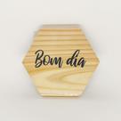 Tábua mini hexágono com a frase "Bom dia"