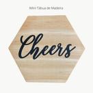 Tábua mini hexágono com a frase "Cheers"