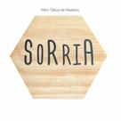 Tábua mini hexágono com a frase "Sorria"