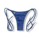 Tanga Cora Crocô Marine Biquíni Fio Dental com Laço Lateral Dupla Face Azul Tecido Texturizado Semibrilho