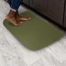 Tapete Accent Ritz lavável resistente a manchas 50,8 x 91,44 cm verde