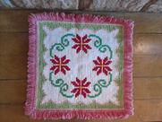 Tapete Arraiolo Flores em Moldura Fundo Branco 44x44cm
