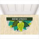 Tapete capacho bem vindo, formato meia lua com plantas.