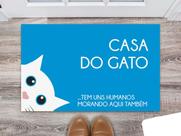 Tapete Capacho Decorativo Entrada Porta Sala Casa do Gato (tem uns humanos morando aqui também) Colorido Tapete Capacho Decorativo Entrada Porta Sala Casa do Gato (tem uns humanos morando aqui também) Colorido