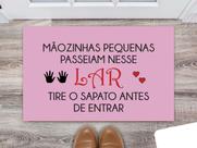 Tapete Capacho Decorativo Entrada Porta Sala Mãozinhas Pequenas passeiam nesse lar, tire o sapato antes de entrar Colorido