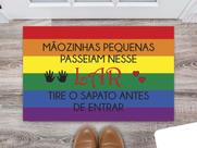 Tapete Capacho Decorativo Entrada Porta Sala Mãozinhas Pequenas passeiam nesse lar, tire o sapato antes de entrar Colorido