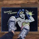 Tapete Capacho Mulher Maravilha Wonder Woman Oficial DC - Zona Criativa Tapete Capacho Mulher Maravilha Wonder Woman Oficial DC - Zona Criativa