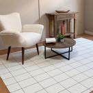 Tapete para Sala e Quarto Grande Artesanal 2,00 x 3,00m Rústico Geométrico Decoração Minimalista Xadrez Cru Preto com Antiderrapante