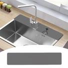 Tapete para torneira EazziSwitch 76 x 14 cm, absorvente e com proteção contra respingos Tapete para torneira EazziSwitch 76 x 14 cm, absorvente e com proteção contra respingos