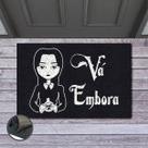 Tapete Porta Va Embora 60x40 Wandinha Addams Emborrachado