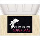 Tapete Vinil Presente Para o Feliz Dia Das Mães Aqui Mora Uma Super Mãe. Tapete Vinil Presente Para o Feliz Dia Das Mães Aqui Mora Uma Super Mãe.