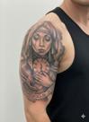 Tatuagem Temporária Braço Religiosa Santa com Vela Realista Preta e Cinza 19x12cm Tattoo Fake