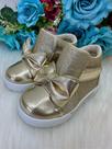 Tênis Bota Encanto de Criança com Lacinho Dourado e Glitter - Rebeca Tênis Bota Encanto de Criança com Lacinho Dourado e Glitter - Rebeca