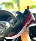 Tenis esportivo preto e vermelho Tenis esportivo preto e vermelho