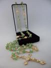 Terço cristal aust. verde claro 8x6mm - p.n. dourado - folh. ouro