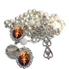 Terço de Noiva de Luxo Arabesco com Broche de Lapela Sagrada Familia Qualidade Resinado Alto Padrão Premium Casamento C Terço de Noiva de Luxo Arabesco com Broche de Lapela Sagrada Familia Qualidade Resinado Alto Padrão Premium Casamento C