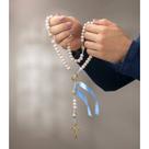 Terço em Madeira com Contas Brancas de 8mm e Cordão Azul Claro - Nossa Senhora de Lourdes
