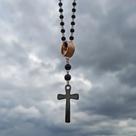 Terço Rosário Beckham Crucifixo Anel Contas Pretas Metal