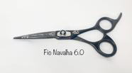 Tesoura Fio Navalha Titânio Maryam Trading Black com Flores 6.0