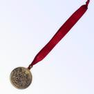 Tetragramaton metal dourado 4cm fita vermelha para parede Tetragramaton metal dourado 4cm fita vermelha para parede