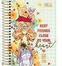 Tilibra - Agenda Espiral Diária 12,9 x 18,7 cm Pooh 2026 - Fundo Verde - Keep Friends Tilibra - Agenda Espiral Diária 12,9 x 18,7 cm Pooh 2026 - Fundo Verde - Keep Friends