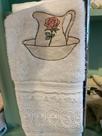 Toalha de lavabo com bordado e renda