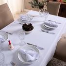 Toalha de Mesa Basic Lisa Oxford Decoração 2,00m x 1,40m para 6 Lugares - Branco - 100% Poliéster Toalha de Mesa Basic Lisa Oxford Decoração 2,00m x 1,40m para 6 Lugares - Branco - 100% Poliéster