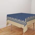 Toalha De Mesa Quadrada 4 Lugares Tecido Oxford Azul Moldura Arabesco Bege TL305 - 140x140cm Toalha De Mesa Quadrada 4 Lugares Tecido Oxford Azul Moldura Arabesco Bege TL305 - 140x140cm