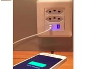 Tomada com 2 portas USB carega celular e 2 entradas de força 10A