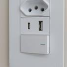 Tomada De 20 Amperes De Embutir Com Interruptor E USB Com Entrada Tipo C