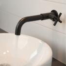 Torneira Parede Manopla Cruzeta Giro 360 de Metal Banheiro Lavabo Moderno Redonda Volta Preta Moderna