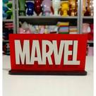 Totem Marvel Decorativa de Mesa com Base mdf Centro de Mesa - MDF