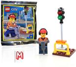 Trabalhador da construção civil em minifigura LEGO City com semáforo