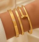 Trio Braceletes Feminino Trevo Dourado 18k Elegância e Luxo Trio Braceletes Feminino Trevo Dourado 18k Elegância e Luxo