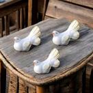 Trio de Pomba Porcelana Leque - Branco com Dourado Mini Miniatura Trio de Pomba Porcelana Leque - Branco com Dourado Mini Miniatura