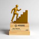 Troféu Rumo ao topo - Pessoa subindo escada Troféu Rumo ao topo - Pessoa subindo escada