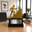 Troféu Rumo ao topo - Pessoa subindo escada Troféu Rumo ao topo - Pessoa subindo escada
