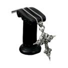 Um colar gótico retrô elegante e personalizado com pingente de cruz de caveira e colar de Halloween