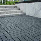 Um deck modular plástico antiderrapante 30x30 piscina box varanda jardim sacada