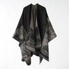 Um xale feminino estampado com uma capa quente vento étnico retrô outono e inverno