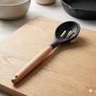 Utensílio de Silicone e Bambu - Colher Vazada Preta
