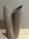 vaso decorativo em cerâmica na cor marrom formato orgânico 13x7x20cm vaso decorativo em cerâmica na cor marrom formato orgânico 13x7x20cm