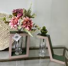 Vaso decorativo em mdf verde e rosa com vidro para flores e arranjos naturais e artificiais