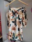 Vestido com estampa floral em duas cores.
