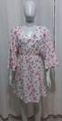 Vestido curto de viscose branco, com flores rosa clara e folhas verdes