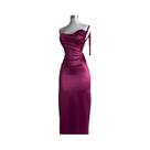Vestido Feminino De Cetim Halter Com Efeito Emagrecedor, Decote Swing, Cintura Marcada E Detalhe De Vestido Feminino De Cetim Halter Com Efeito Emagrecedor, Decote Swing, Cintura Marcada E Detalhe De