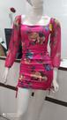 Vestido feminino estampa 3D com fenda na lateral e ombreiras com detalhes