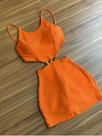 Vestido feminino na cor laranja aberto nas laterais com detalhes de botão na barriga TAM G