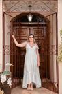 Vestido longo branco de alças reguláveis feito em cambraia de algodão
