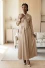 Vestido Longo, Cetim, Bege, Manga Longa com Punho, Bolso, Laço Decote, Cinto Tecido. Criss BM1355B Tamanho:P